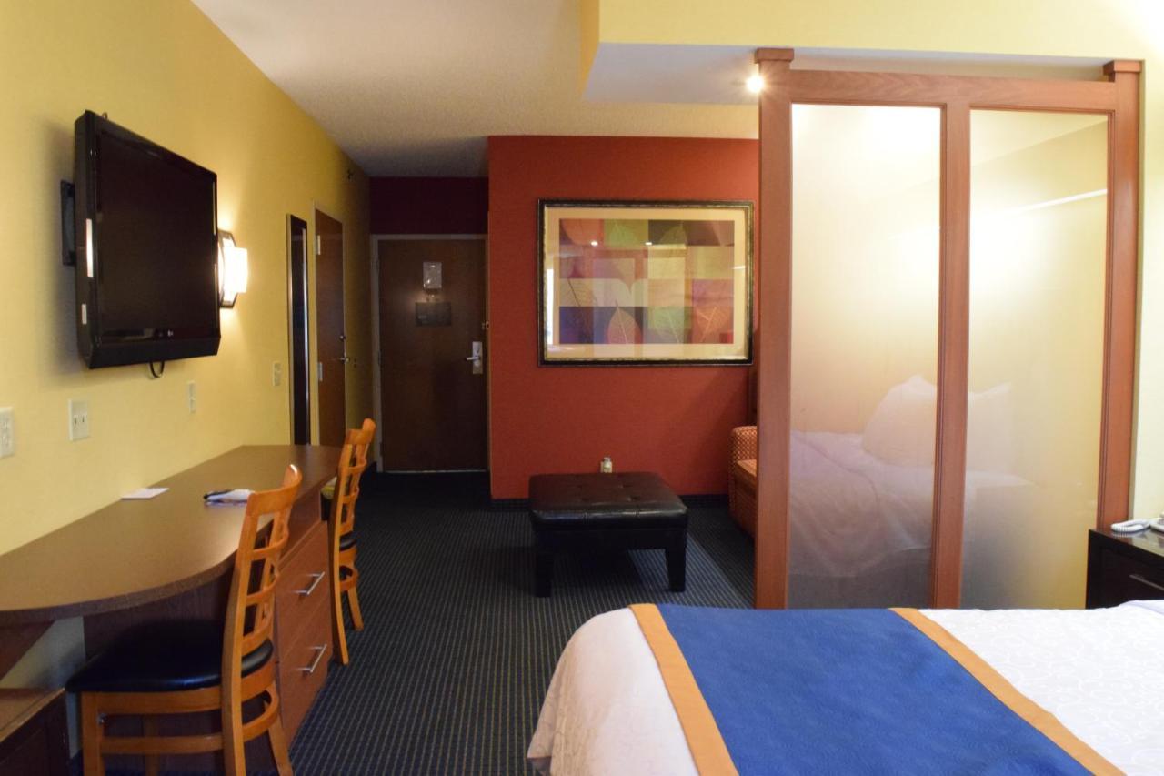 At The Finger Lakes Hotel 2*